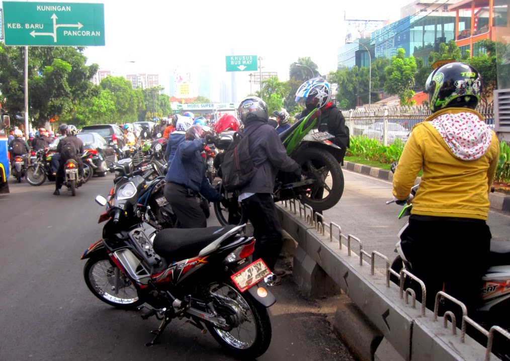 pelanggaran lalu lintas