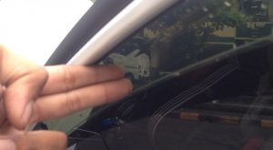 Buka kaca jendela mobil selebar 1 cm atau minimal 2 jari tangan.Foto/Carmudi Indonesia/Ben