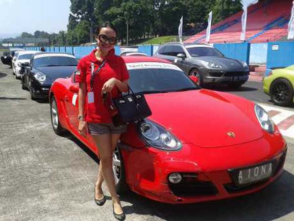 Artis Cynthiara Alona Diketahui Mengoleksi Mobil  Sport  dan 