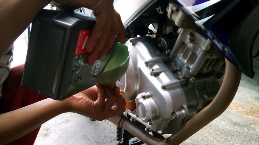 Motor Wajib Rutin Ganti Oli Demi Perpanjang Usia Mesin