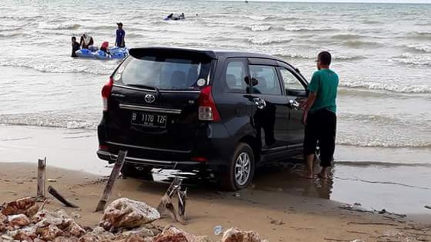 Mobil Terkena Air Laut