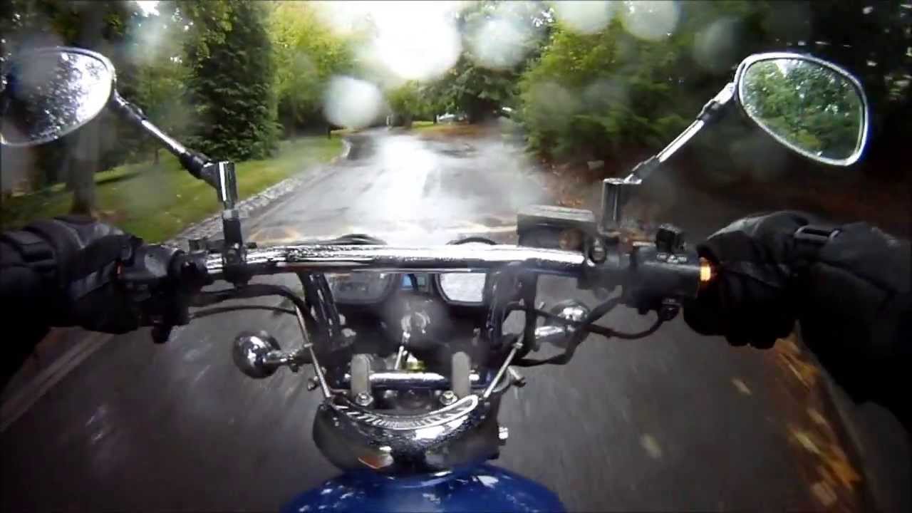Berkendara Sepeda Motor Saat Hujan Sikapi Bahaya Dari Atas