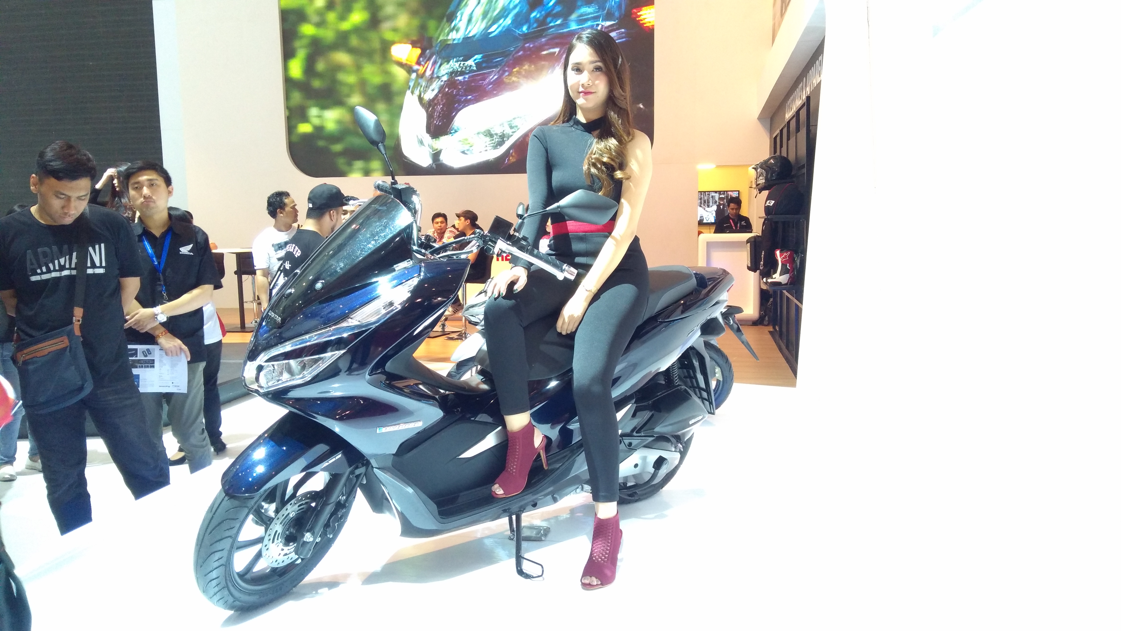 Siapa Target Pembeli Honda PCX Hybrid Di Indonesia