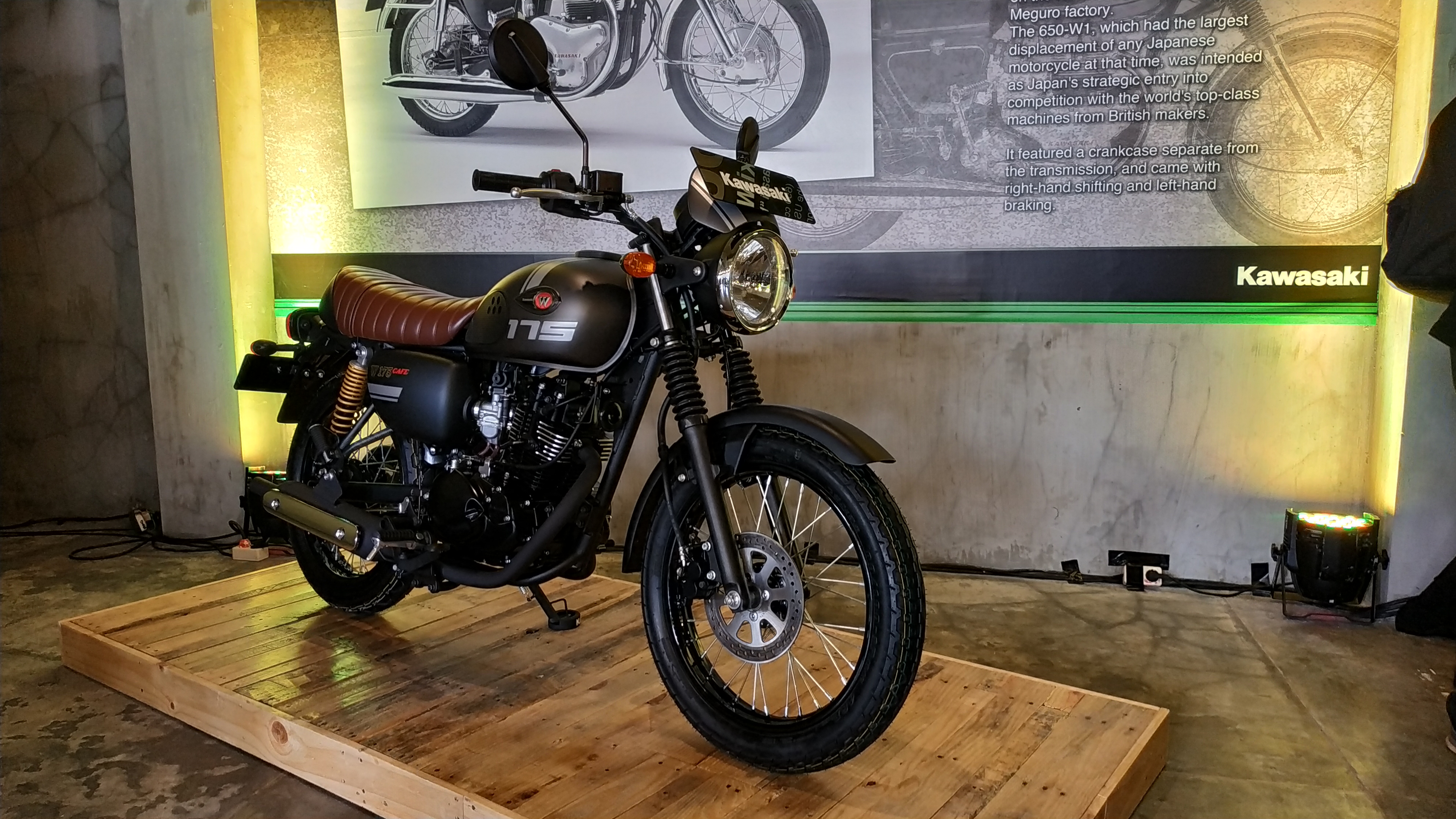 Kawasaki W175 Cafe Racer Meluncur