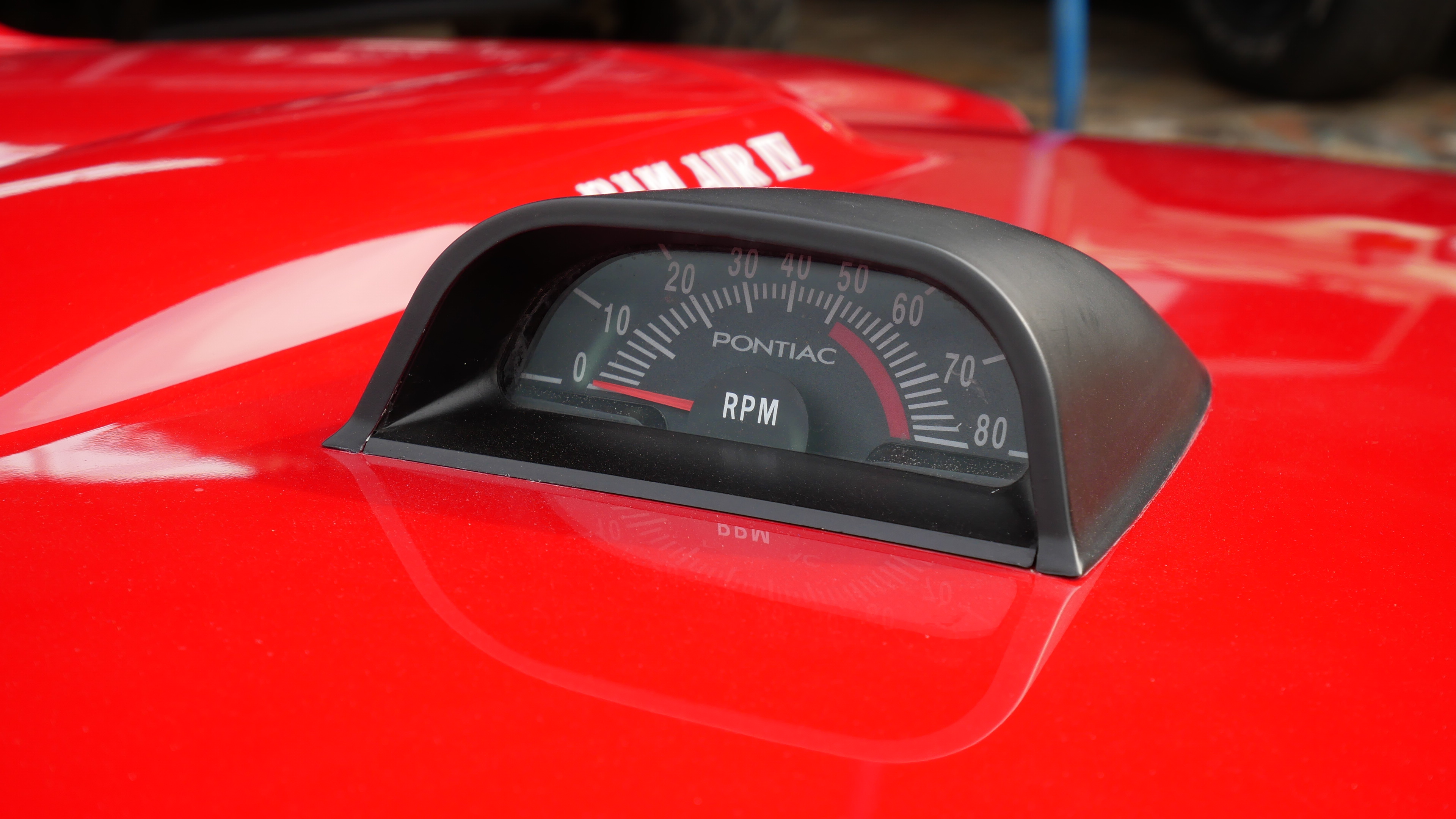 RPM Pontiac GTO The Judge terletak di atap kap mesin