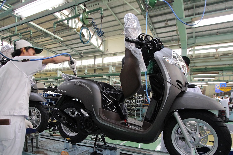 Karyawan AHM sedang merakit Honda Scoopy yang dilakuka di plant Cikarang, Jawa Barat