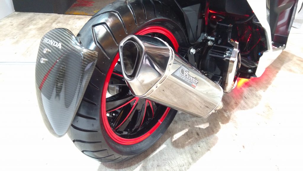 Knalpot dan roda belakang Honda Vario