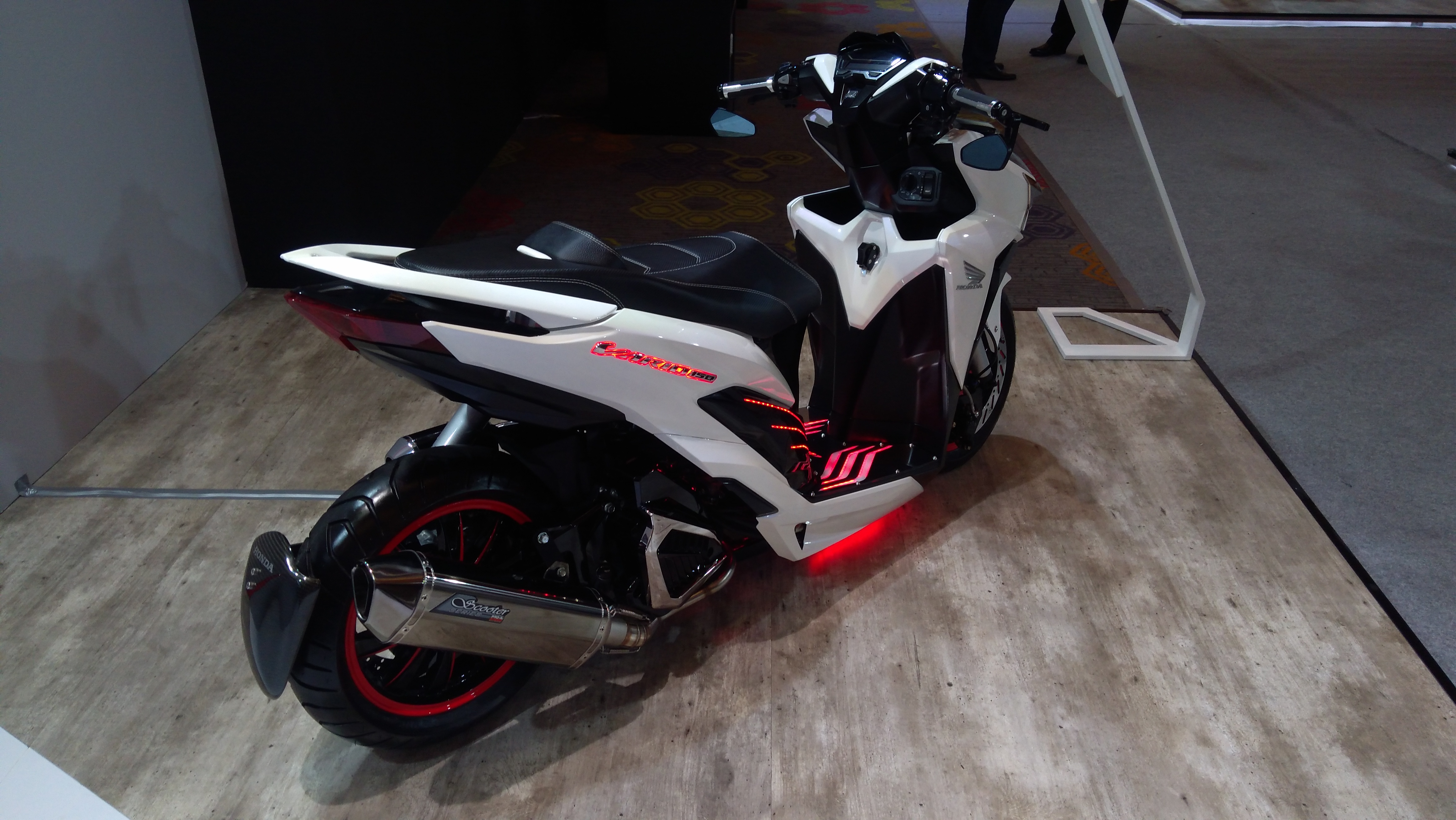 Modifikasi Futuristik Honda Vario 150, Kaki-Kaki Pakai Air Suspension