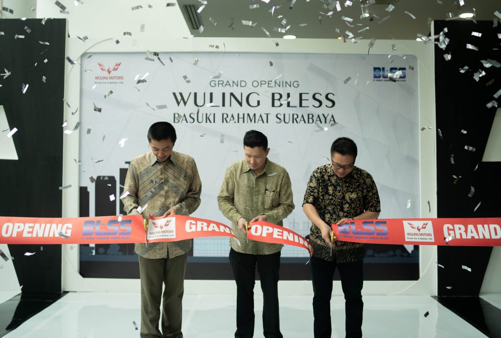 Perwakilan Wuling Motors dan PT Berkat Langgeng Sukses Sejati Meresmikan Wuling BLESS Basuki Rahmat Surabaya